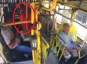 Câmeras registram momento em que três homens assaltam coletivo.