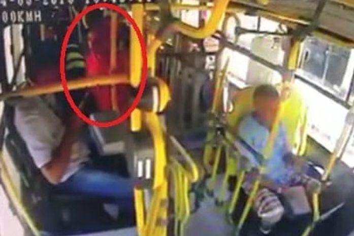 Câmeras registram momento em que três homens assaltam coletivo.