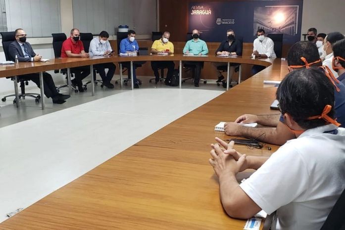 Órgãos municipais discutem medidas para coibir instalação irregular em postes de Maceió