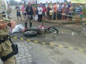 Jovem cai de motocicleta e tem a cabeça esmagada por caminhão