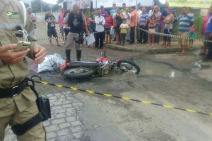 Jovem cai de motocicleta e tem a cabeça esmagada por caminhão