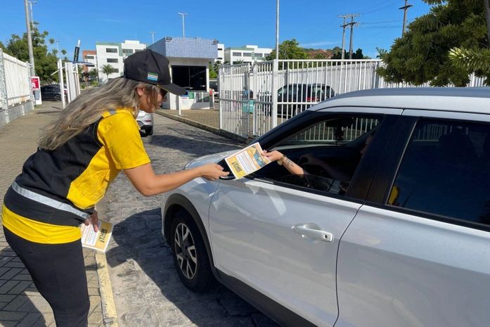 Ação educativa alerta motoristas para evitar fila dupla