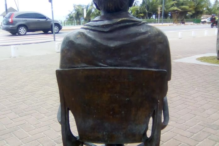 Três meses após inauguração, a escultura de Nise da Silveira,no Corredor Vera Arruda está coberta de limo verde.É normal?