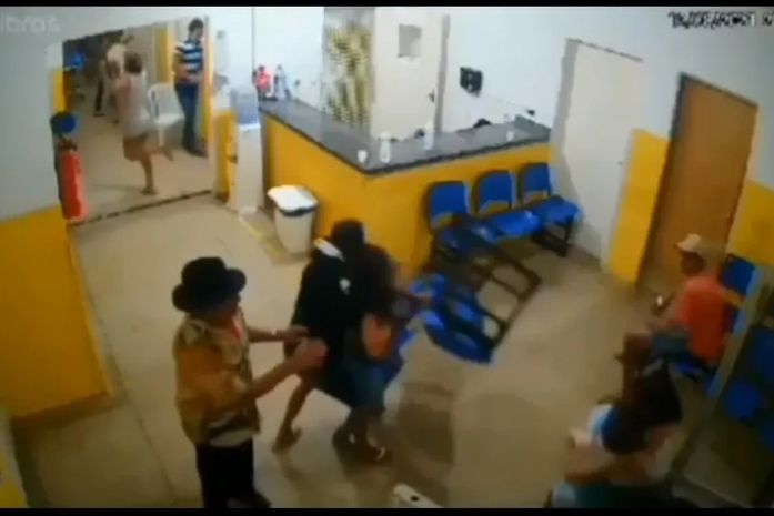 Familiares de idoso quebram móveis e provocaram uma confusão da unidade de saúde