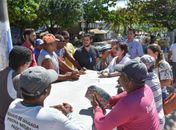 Jangadeiros recebem orientações dos membros do Conselho Gestor do Passeio Turístico em Embarcações.