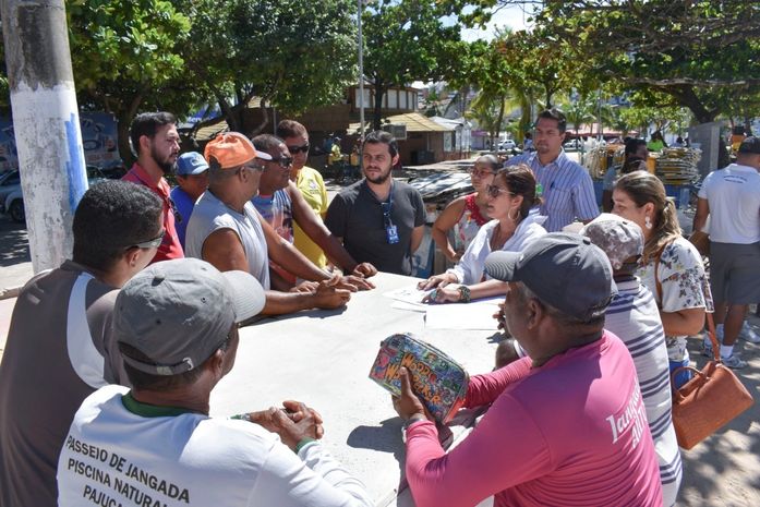 Jangadeiros recebem orientações dos membros do Conselho Gestor do Passeio Turístico em Embarcações.