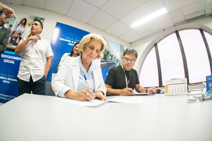 Prefeita Fátima Rezende assina contrato para construção de 300 apartamentos em Pilar
