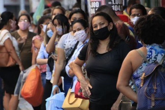 Ônibus cheios marcam retorno de 100% da frota e infectologista alerta para riscos dentro dos coletivos