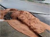 Moradores registram buraco e erupção de lama em rua do Bom Parto, em Maceió