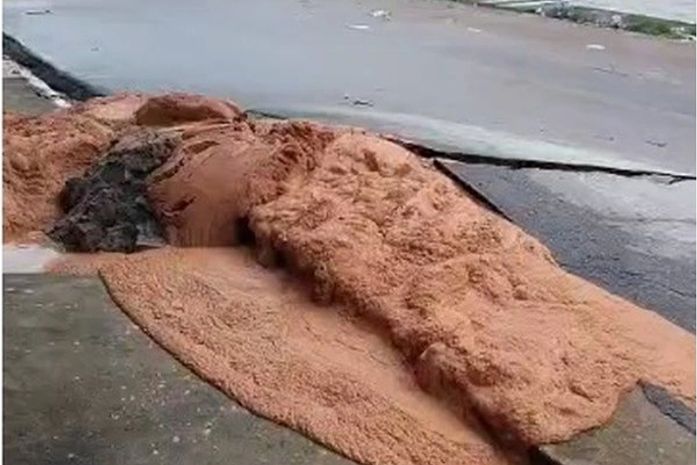 Moradores registram buraco e erupção de lama em rua do Bom Parto, em Maceió