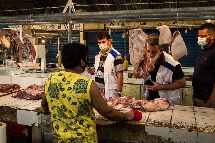 Operação apreende 300 kg de carne imprópria para consumo e equipamentos no Mercado do Tabuleiro