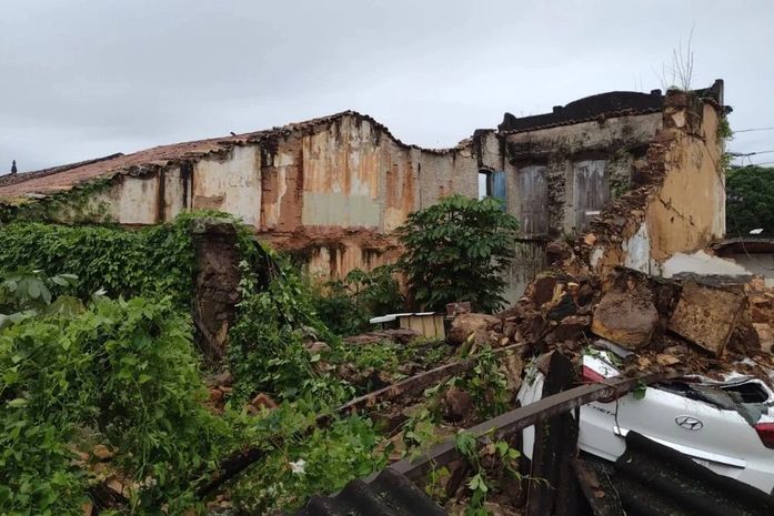 Casarão antigo desaba e atinge veículos estacionados no centro histórico de Penedo