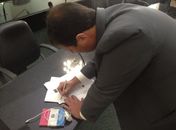 Dudu Hollanda recebe carta de apoio à 17ª em mãos