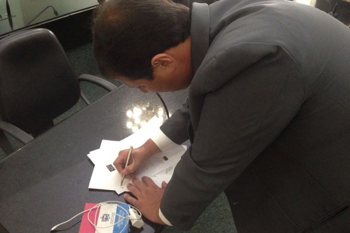 Dudu Hollanda recebe carta de apoio à 17ª em mãos