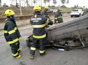 Três pessoas ficam feridas após carro capotar em Marechal Deodoro