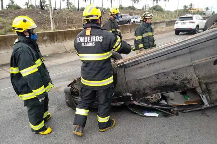 Três pessoas ficam feridas após carro capotar em Marechal Deodoro