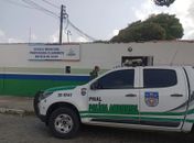 Gavião ataca e coloca em risco crianças de escola municipal, enquanto órgãos ambientais recusam resgate de animal