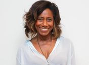 Em Maceió, Glória Maria se diverte ao subir na cadeira gigante; veja vídeo