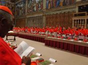 Conclave: Cardeais eleitores receberam dossiê favorável a conservadores