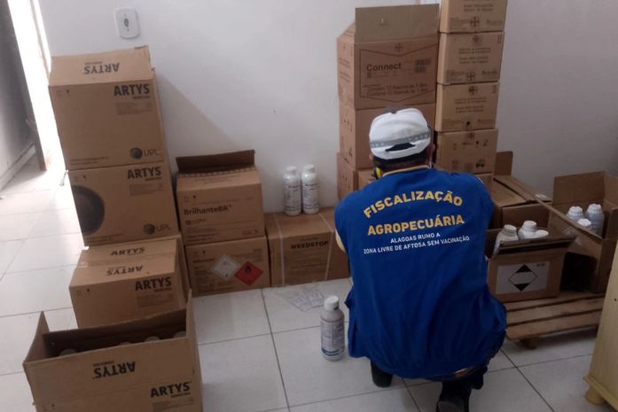 Comercialização irregular de agrotóxicos é flagrada e fiscalização interdita 790 litros do produto