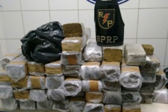Dupla é presa com 70kg de maconha no Pontal da Barra