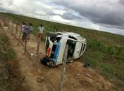 Carro de funerária capota após motorista desvia de moto na contramão