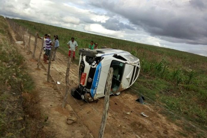 Carro de funerária capota após motorista desvia de moto na contramão