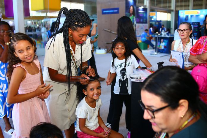 Tranças afro aproximam público e cultura no estande da Secult na Bienal Internacional do Livro