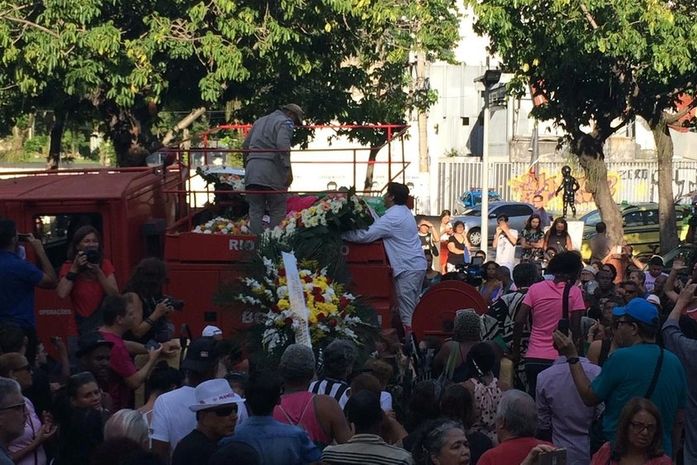 Caixão da cantora foi levado pelo Corpo de Bombeiros para cremação no Cemitério do Caju, em cerimônia restrita à família.