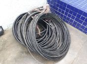 Cabos de telefonia apreendidos com o acusado