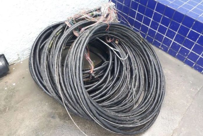 Cabos de telefonia apreendidos com o acusado