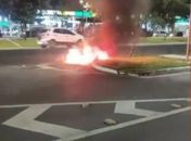 Motociclista fica ferido após sofrer queda e moto incendiar em Maceió