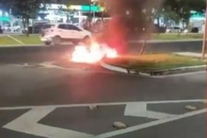 Motociclista fica ferido após sofrer queda e moto incendiar em Maceió