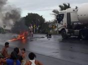 Com a colisão, moto pegou fogo e populares apagaram as chamas.