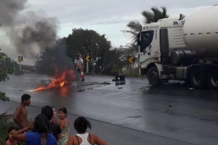 Com a colisão, moto pegou fogo e populares apagaram as chamas.