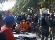 Criança é atropelada na rua fechada