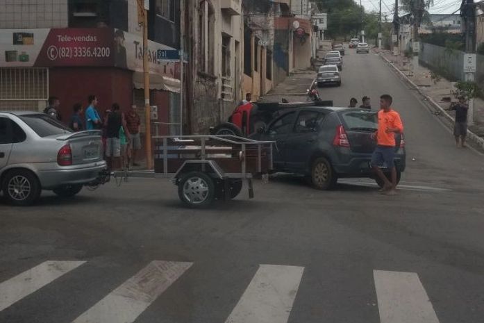 Colisão ocorreu por volta das 15 horas da tarde deste domingo (16)