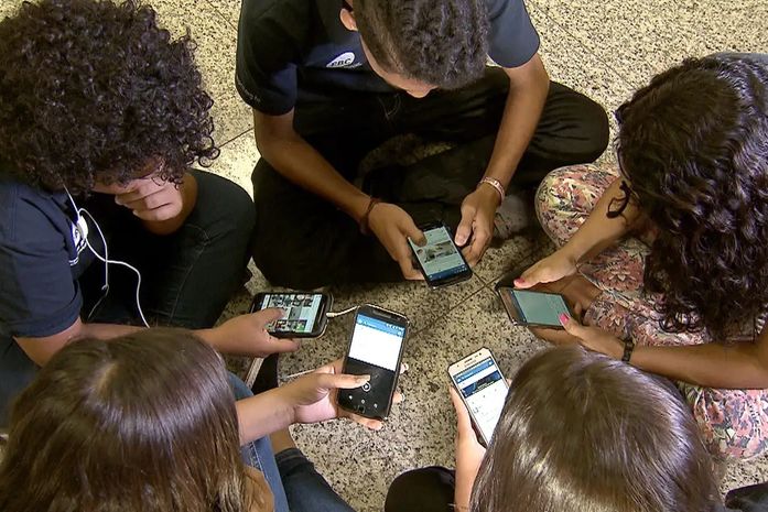 Sem celulares nas escolas: professores de AL enfrentam desafios na adaptação à nova lei