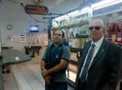 Promotor Cyro Blatter e policial civil na Operacao Polhastro na Grife do Frango