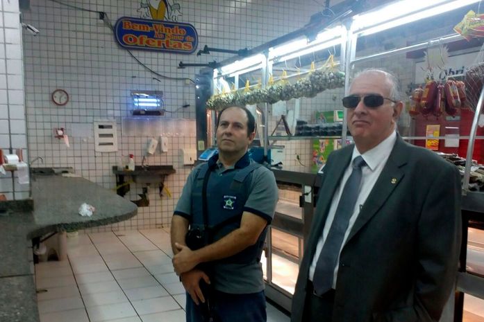 Promotor Cyro Blatter e policial civil na Operacao Polhastro na Grife do Frango
