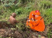 Bombeiros resgatam idoso de 87 anos que caiu de ribanceira, em trecho da BR-101

