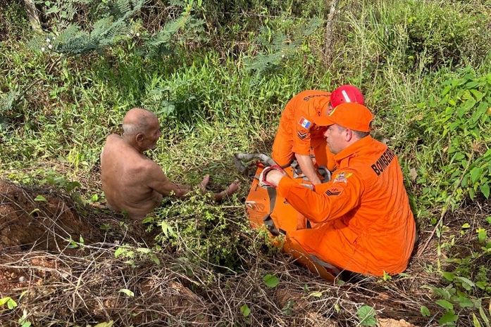 Bombeiros resgatam idoso de 87 anos que caiu de ribanceira, em trecho da BR-101

