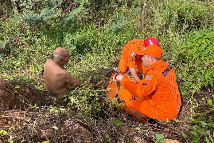 Bombeiros resgatam idoso de 87 anos que caiu de ribanceira, em trecho da BR-101