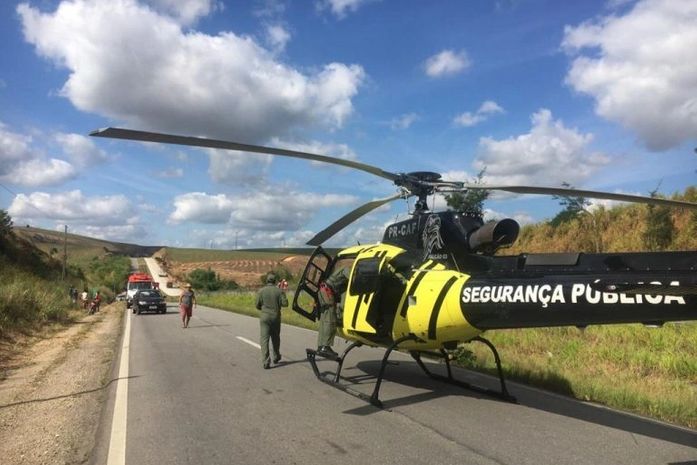 Queda de motocicleta deixa jovem em estado grave na BR-101; serviço Aeromédico resgatou a vítima