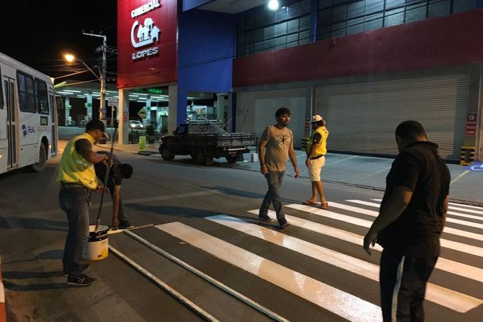 SMTT inicia pintura de sinalização das faixas de pedestres e lombadas em Arapiraca