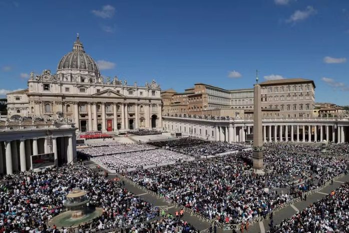 Papa Francisco é sepultado em Roma; funeral reúne 250 mil pessoas