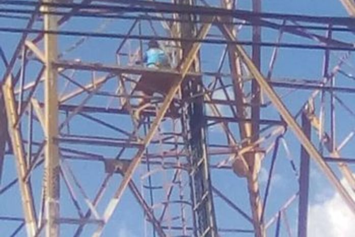 Homem é resgatado por moradores após tentar pular de torre em Major Izidoro