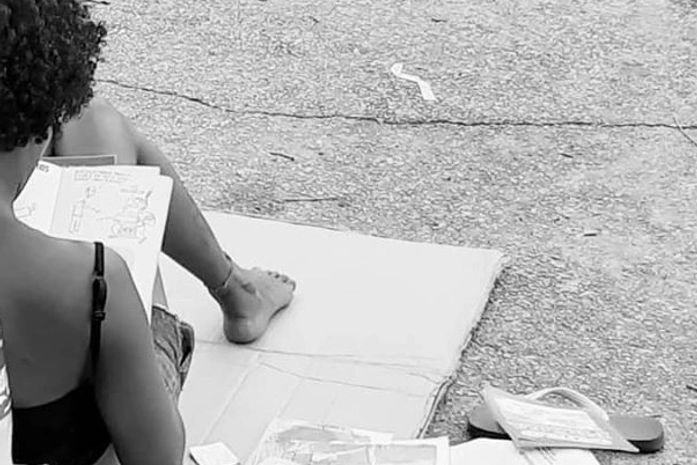 Ela me disse que gosta de ler o mundo que há nos livros para esquecer as coisas do mundo que existe dentro dela.