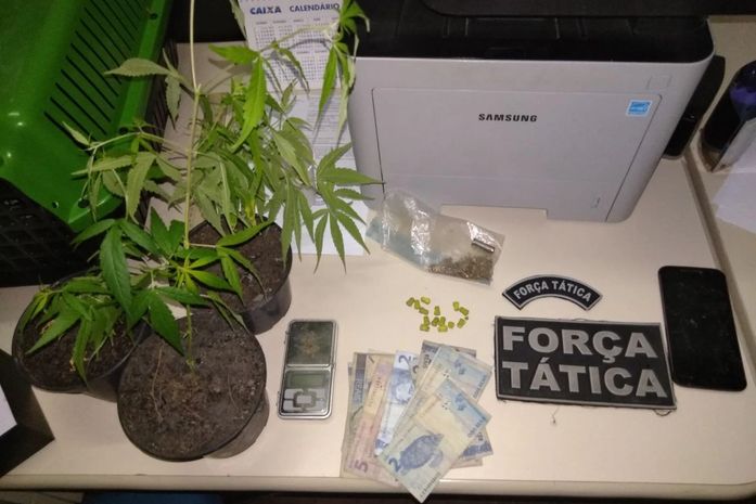 Morador foi preso após polícia encontrar maconha e animal silvestre em sua casa