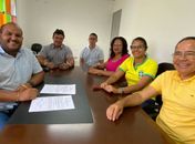 Fernando com caneta na mão assinando Ordens de Serviços junto com sua equipe de governo 